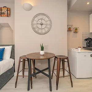 https://funky-studio-few-mins-to-brighton-seafront.brighton-hotels-england.com