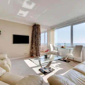 https://hove-actually-with-spectacular-sea-views.brighton-hotels-england.com